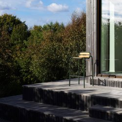 Normann Copenhagen Vig Barstol 75 cm - Robinie/Mrkegrn