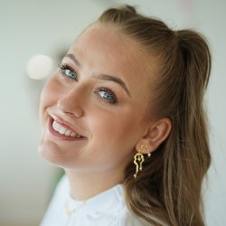 Sistie x Lrke Bentsen Halskde med Ferskvandsperle - Forgyldt Slv