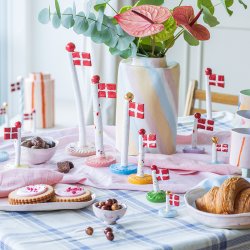 The Clay Play Klassisk Dannebrog Bordflag Fresh Grass 14-18 cm