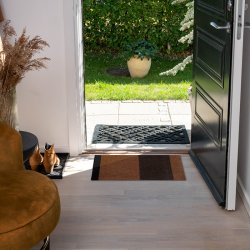 Tica Copenhagen Gulvm�tte Stripes Horisontal Cognac/M�rkebrun/Sort 40x60 cm