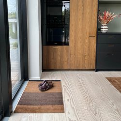 Tica Copenhagen Gulvm�tte Stripes Horisontal Cognac/M�rkebrun/Sort 60x90 cm