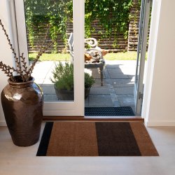Tica Copenhagen Gulvm�tte Stripes Horisontal Cognac/M�rkebrun/Sort 67x120 cm