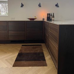 Tica Copenhagen Gulvm�tte Stripes Horisontal Cognac/M�rkebrun/Sort 67x120 cm