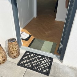 Tica Copenhagen Gulvm�tte Stripes Horisontal - Lys/St�vet/M�rk Gr�n 40x60 cm