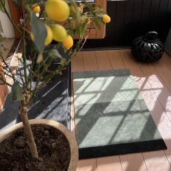 Tica Copenhagen Gulvm�tte Stripes Horisontal - Lys/St�vet/M�rk Gr�n 60x90 cm