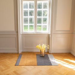 Tica Copenhagen Gulvmtte Stripes Horisontal - Lys Gr/Gr/Dijon - 90x130 cm