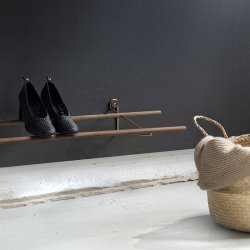 We Do Wood Skostativ - Shoe Rack - Rget Eg/Messing